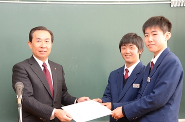色紙を市長に渡す生徒たち