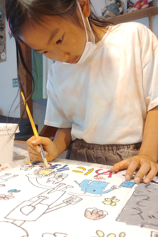 絵の具で色を塗る様子