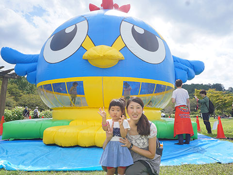 ふわふわくりっかーと写真を撮る子どもとお母さん