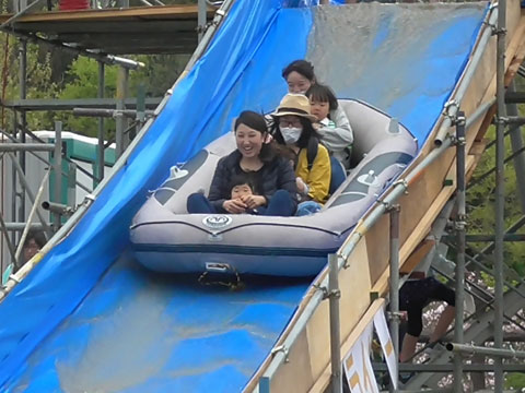 ウオータースライダーに乗り滑る親子