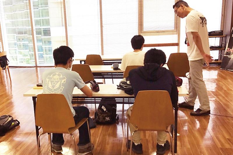 支援者とともに学ぶ不登校の子どもたちの様子