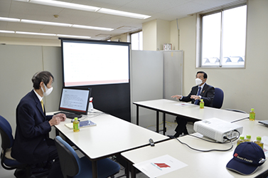 情報交換をする様子