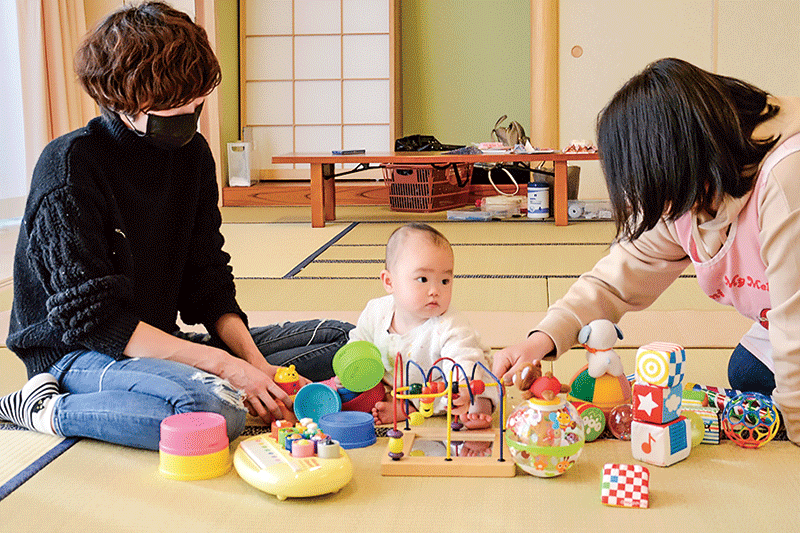 子育て応援隊の人が子どもと遊んでいる様子