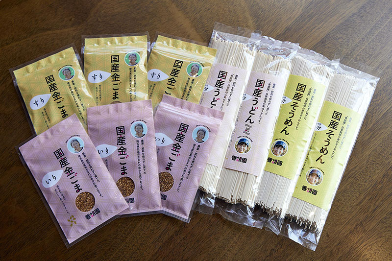 鈴木さんが手掛けている金すりごま、金いりごま、うどん、そうめん