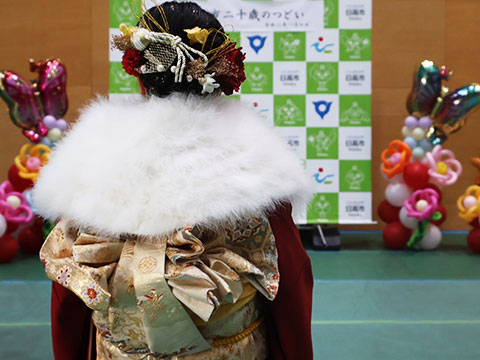 二十歳のつどいに晴れ着姿で参加した女性の後ろ姿