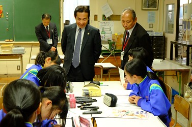 美術部の活動を見学している写真