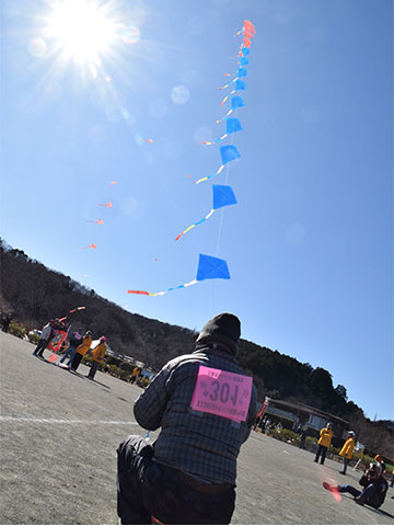 北風をきってビュンビュン凧揚げ大会