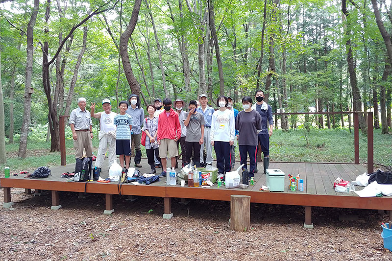 ボランティア活動に参加した中学生と