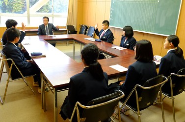 生徒会役員と意見交換をしている写真