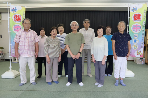 毎週金曜日に天神区自治会館で行っているくりくり元気体操に参加している皆さんの集合写真