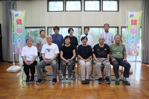 毎週木曜日に高萩南農村研修センターで行っているくりくり元気体操に参加している皆さんの集合写真