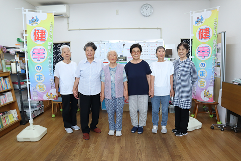 毎週水曜日にたかねサロンで行っているくりくり元気体操に参加している皆さんの集合写真