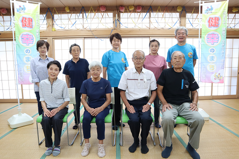 毎週火曜日に上鹿山区公会堂で行っているくりくり元気体操に参加している皆さんの集合写真