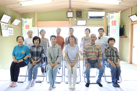毎週火曜日に清流公会堂で行っているくりくり元気体操に参加している皆さんの集合写真
