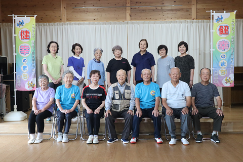 毎週水曜日に高麗川区公会堂で行っているくりくり元気体操に参加している皆さんの集合写真
