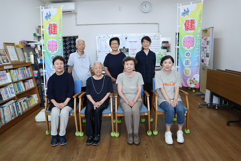 毎週木曜日にたかねサロンで行っているくりくり元気体操に参加している皆さんの集合写真