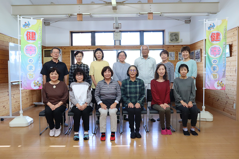 毎週火曜日に新宿区公会堂でくりくり元気体操の活動をしている皆さんの集合写真