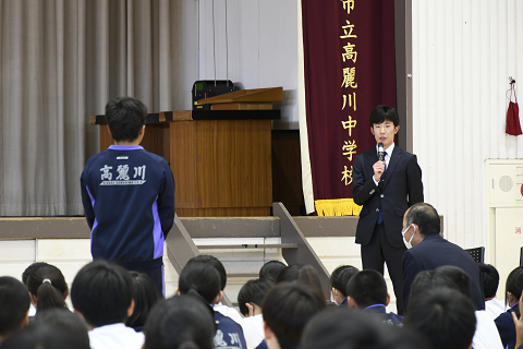 小山選手が中学生からの質問に答えている様子