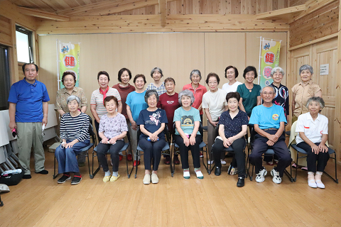 毎週木曜日に日高団地自治会館で行っているくりくり元気体操に参加している皆さんの集合写真