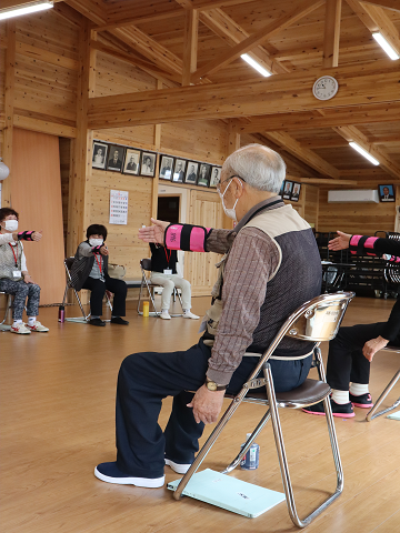 くりくり元気体操でおもりをつけた腕を上げる動作