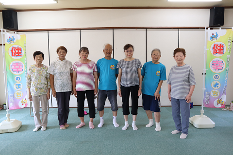 宮前区公会堂で行っているくりくり元気体操に参加している皆さんの集合写真