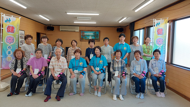 女影本村公会堂で行っているくりくり元気体操に参加している皆さんの集合写真