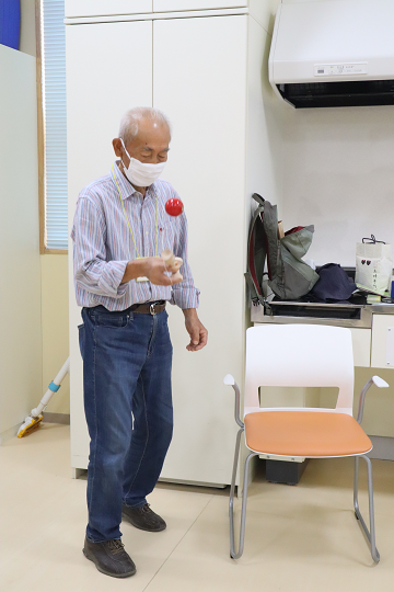 けん玉の技を練習している男性