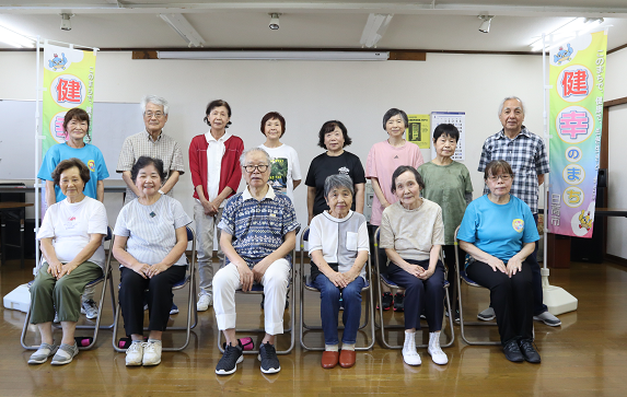 毎週木曜日に東急こま川自治会館で行っているくりくり元気体操に参加している皆さんの集合写真