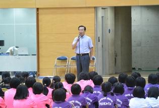 文化体育館「ひだかアリーナ」で開催された、第24回日高カップミニバスケットボール大会の挨拶の写真