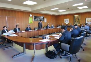 市役所庁議室で定例記者会見の写真