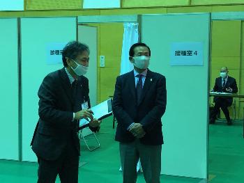 新型コロナウイルスワクチン集団接種会場を視察する視聴の写真