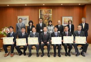 永年勤続の市職員を表彰する写真2