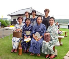 高麗郷古民家で開催された「古民家七夕の夕べ―ゆかたでどうぞ―」に出席し、尺八と琴の演奏会を鑑賞したときの記念撮影の写真