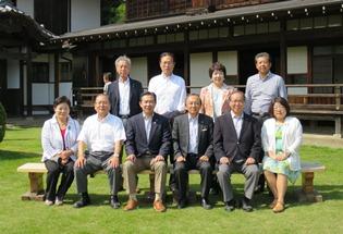 神奈川県大磯町議会議員の皆さんによる高麗郷古民家見学の様子の写真1