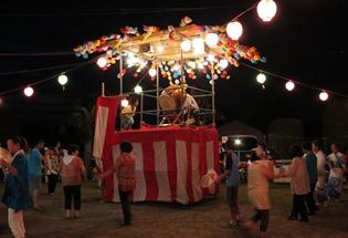 女影本村区公会堂で開催された、女影本村区納涼盆踊り大会の様子の写真