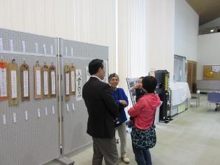 第15回ひだか市民文化祭「俳句川柳連盟展」、第20回日高こども俳句展鑑賞の写真1