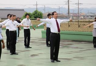全国労働衛生週間でラジオ体操をしている写真1