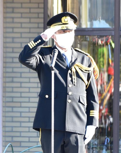 日高市消防団出初式にて消防団員に対し答礼を行う谷ケ崎市長