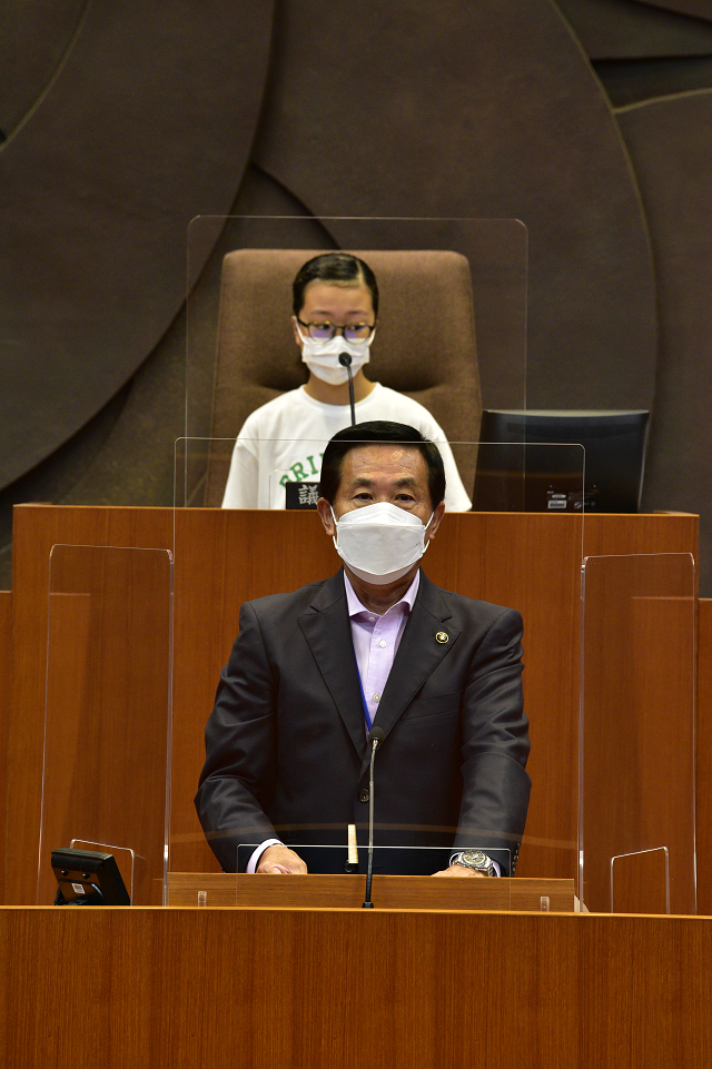 子ども議員の議長(写真上)と答弁する谷ケ崎日高市長(写真下)