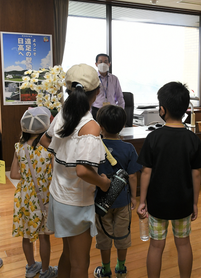 ひ・まわり探検隊の市役所探検で、隊員たちに市長室の説明をする谷ケ崎市長