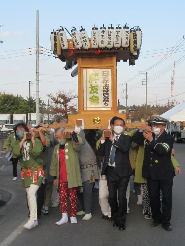 第31回日高市民まつり会場でおみこしを担ぐ谷ケ崎市長(前列右から2人目)