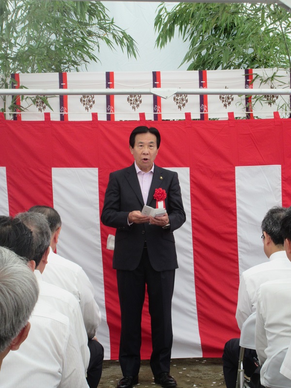 高麗川駅自由通路及び駅舎新築工事安全祈願祭でごあいさつする谷ケ崎市長