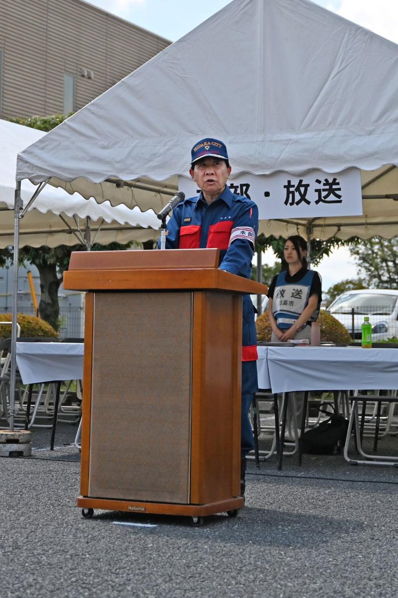 日高市総合防災訓練会場であいさつをする防災服を着た谷ケ崎市長