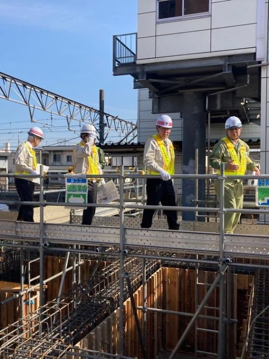 高麗川駅自由通路整備及び駅舎整備工事の進捗状況を確認する谷ケ崎市長