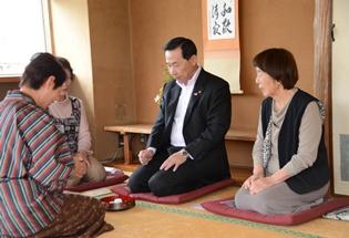 高萩婦人会茶道部との写真