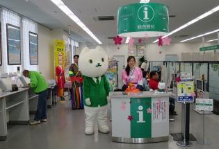 埼玉りそな銀行日高支店の皆さんが、高句麗衣装を着て窓口業務を行っている写真2