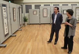 第2回日高市書道連盟展鑑賞の様子の写真