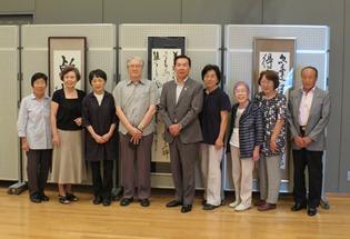 日高市書道連盟展の様子の写真1