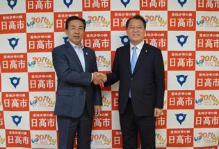 市長と大韓民国京畿観光公社の 洪承杓(ホン・スンピョ)社長が握手する様子の写真