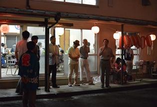 原宿公会堂前庭で開催された、原宿まつりの挨拶の写真